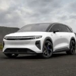 Lucid Gravity GT-S pokazany z przodu i z boku