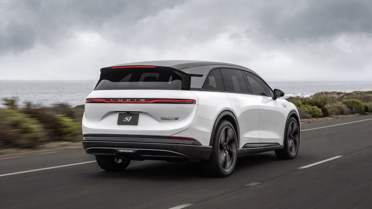 Lucid Gravity GT-S pokazany od tyłu podczas jazdy