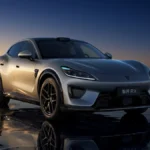 Srebrny Luxeed RX, elektryczny SUV Huawei i Chery z czujnikiem LiDAR na dachu