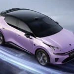 Kabina zmodernizowanego Lynk & Co 02 otrzymała nową konsolę środkową, ładowarkę bezprzewodową 50 W i zmienione materiały wykończeniowe. Fot. materiały prasowe Lynk & Co.