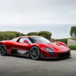 Czerwony McLaren P50 pokazany z przodu i z boku