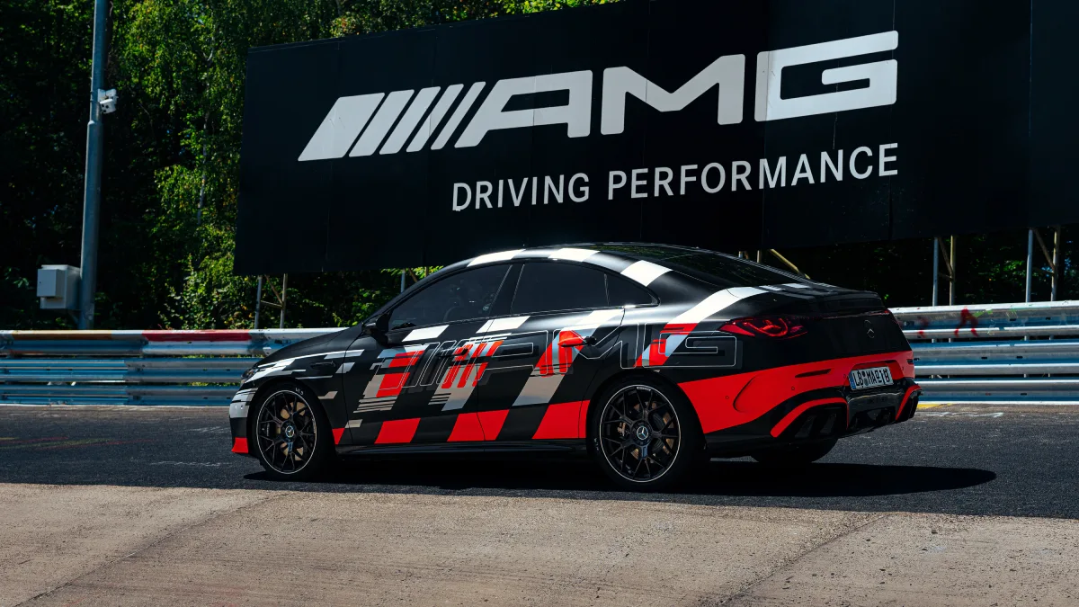 Mercedes-AMG CLA 45 w kamuflażu pokazany z boku na Nürburgringu