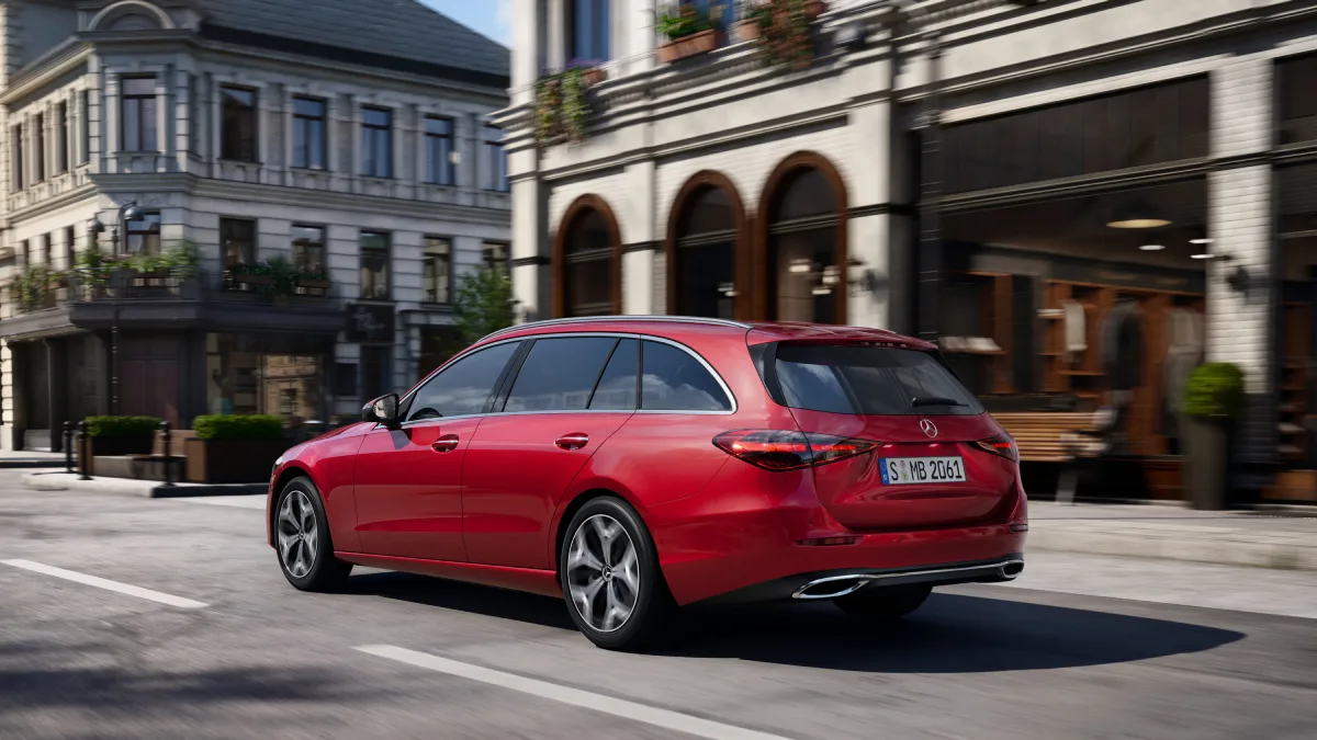 Mercedes-Benz Klasa C Kombi 2027 pokazany od tyłu i z boku