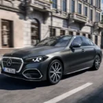 Mercedes-Benz Klasa C 2027 po liftingu pokazany z przodu i z boku