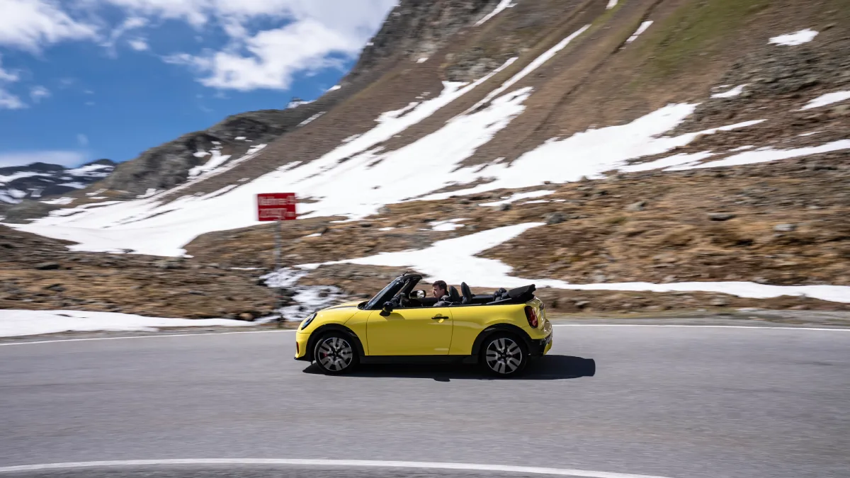 MINI John Cooper Works Cabrio pokazane z profilu z otwartym dachem