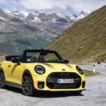 MINI John Cooper Works Cabrio pokazane z przodu i z boku na górskiej drodze