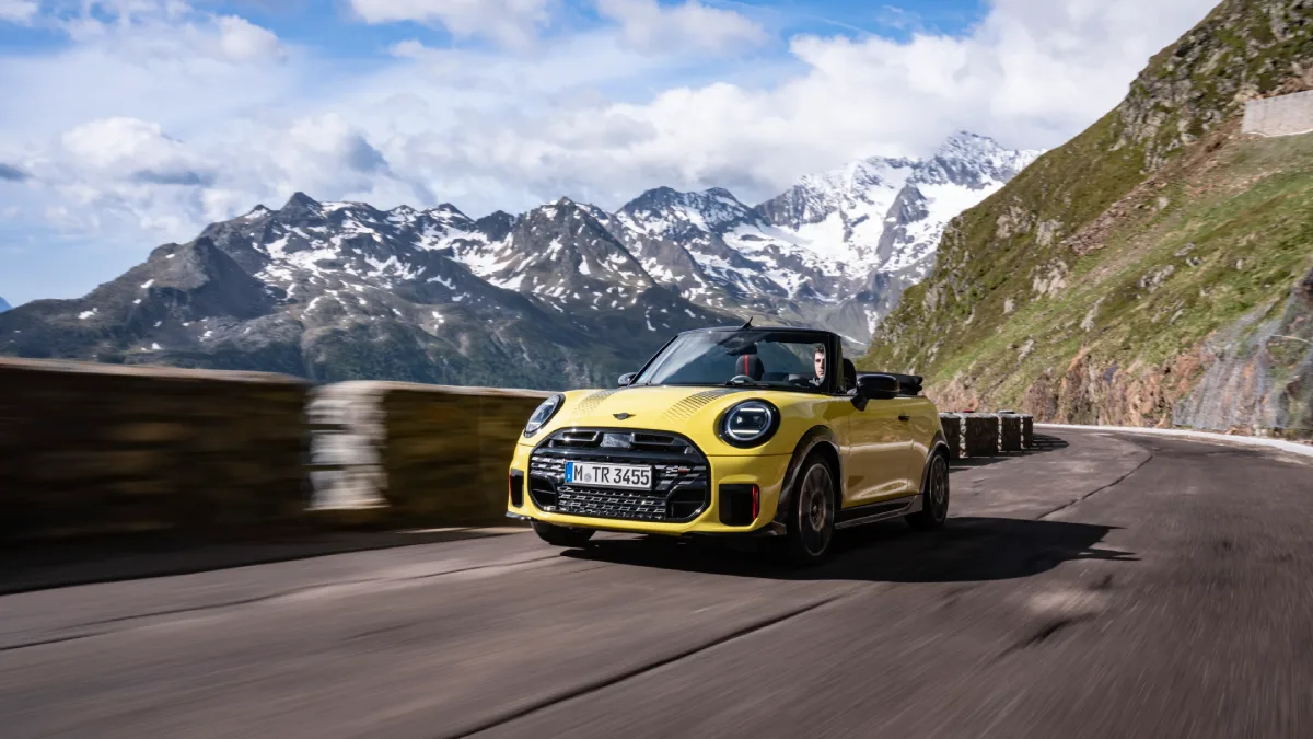 MINI John Cooper Works Cabrio podczas jazdy po górskiej drodze