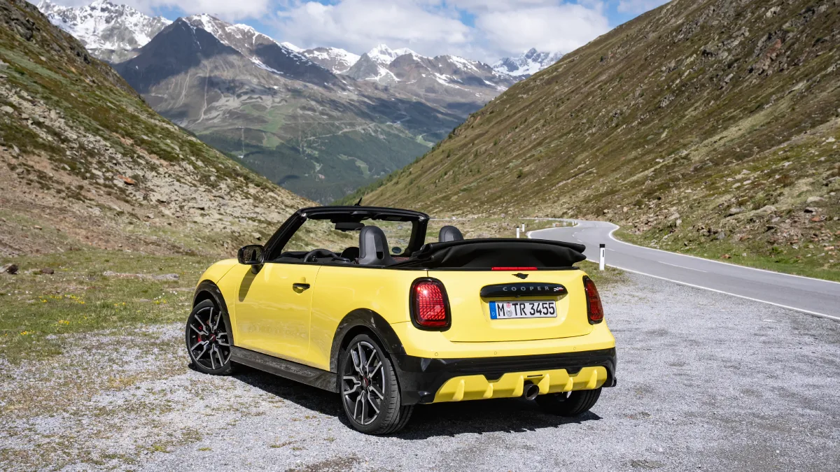 MINI John Cooper Works Cabrio pokazane od tyłu i z boku w górach