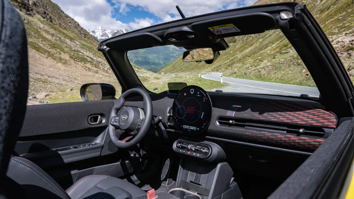 Wnętrze MINI John Cooper Works Cabrio z centralnym ekranem OLED