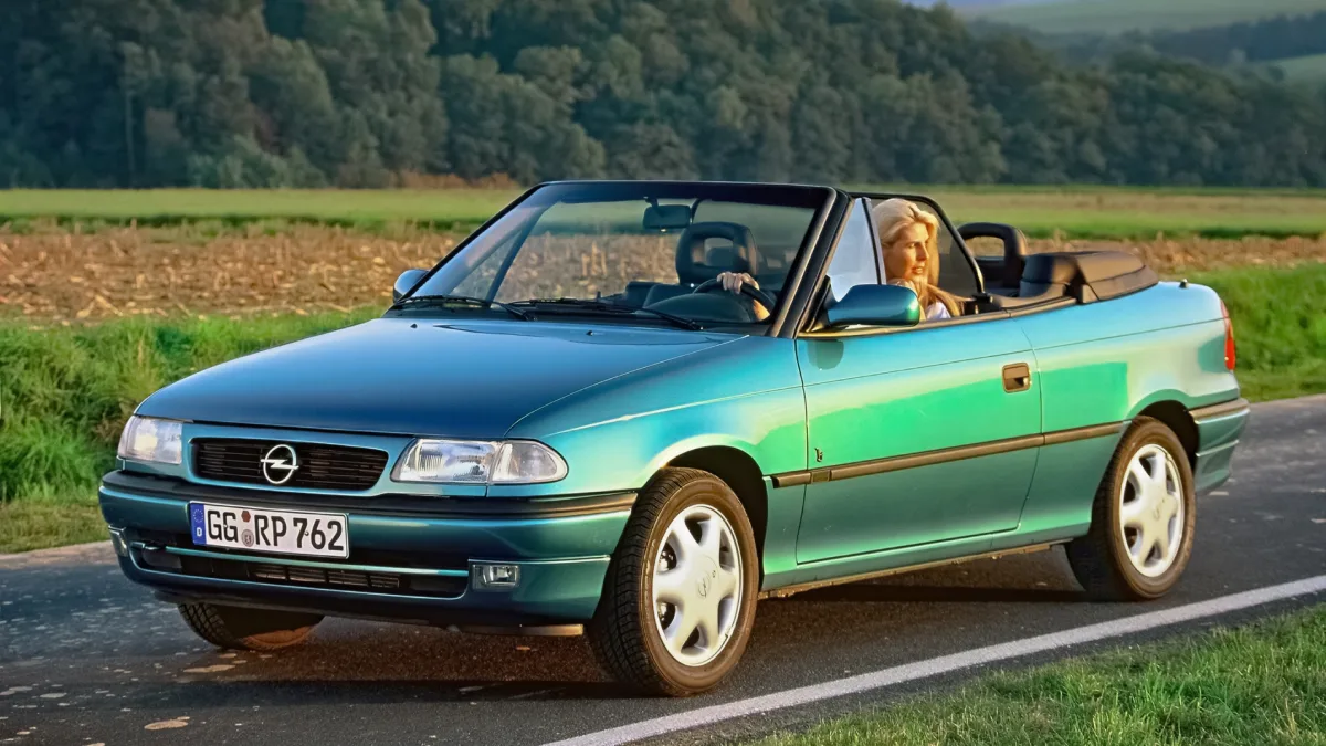 Opel Astra F Cabrio podczas jazdy