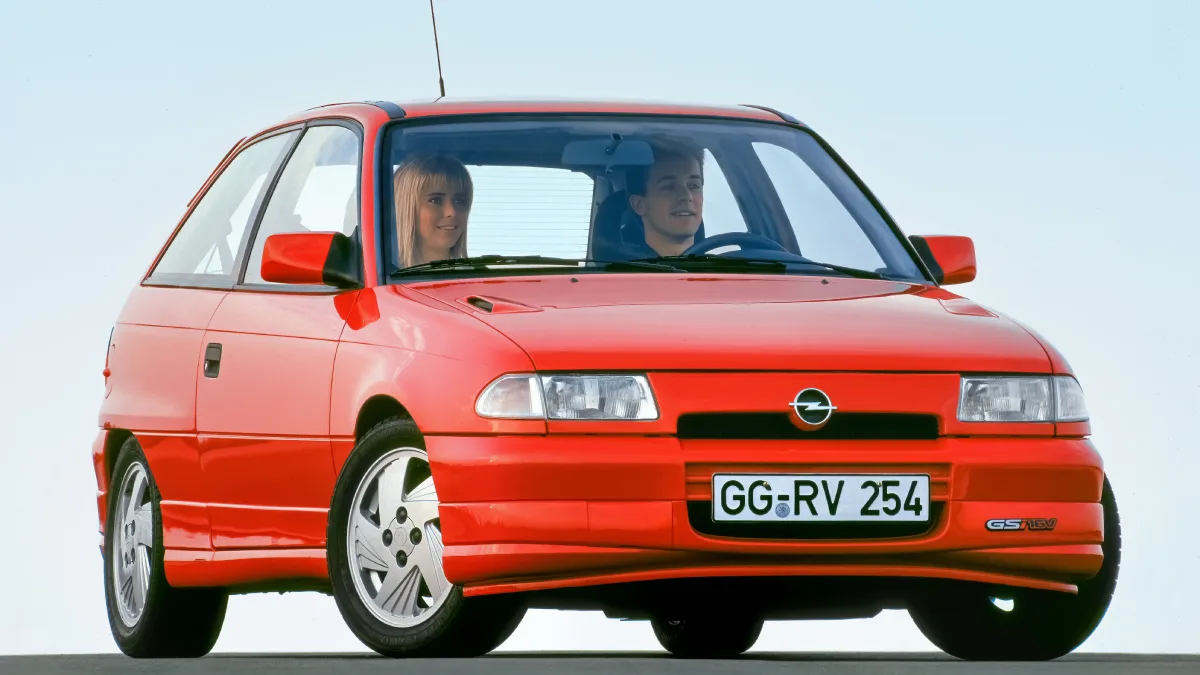 Opel Astra F GSi 16V w czerwonym kolorze
