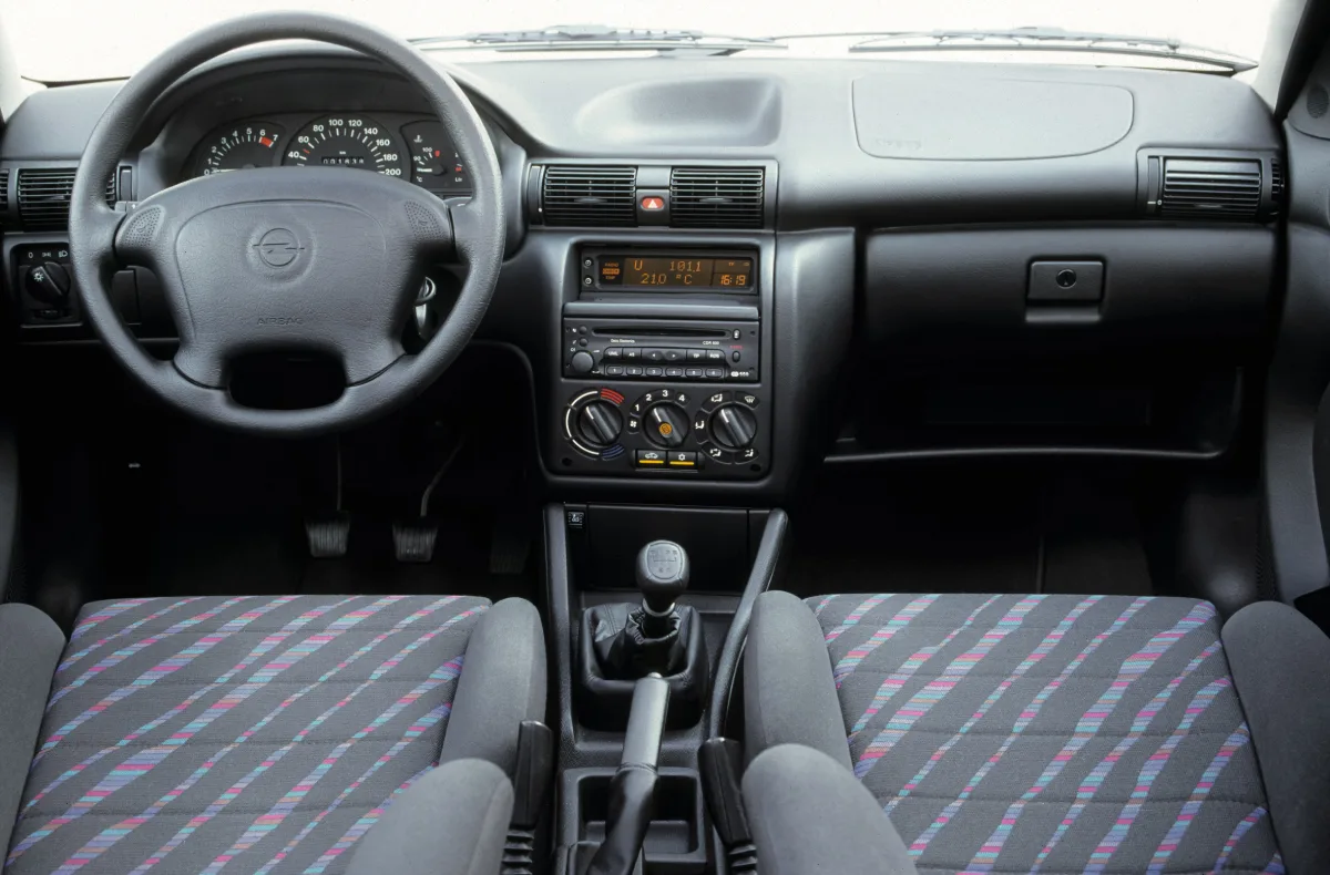 Opel Astra F wnętrze z deską rozdzielczą i manualną skrzynią biegów