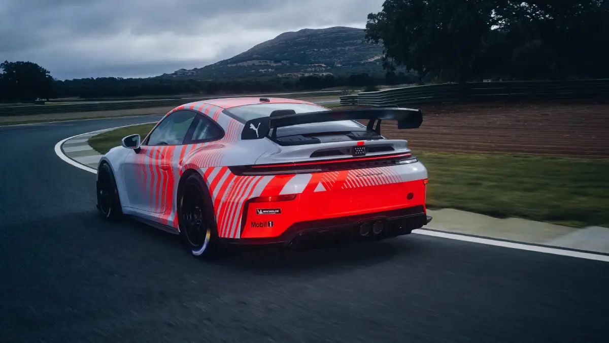 Porsche 911 Challenge na torze widok z tyłu