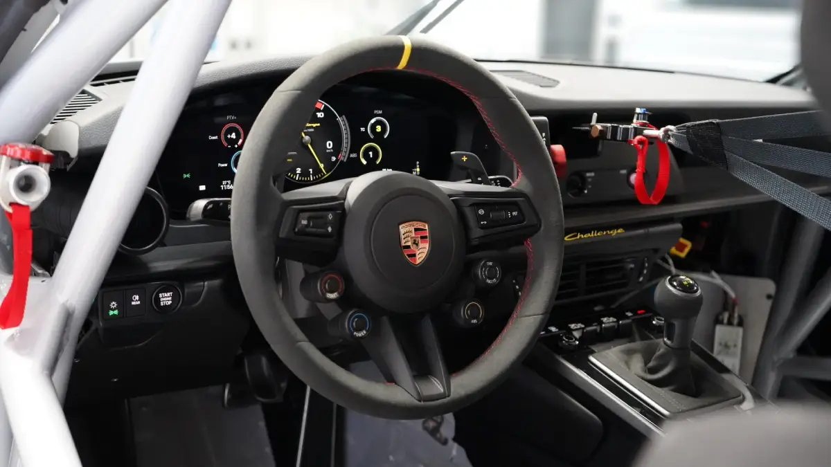 Wnętrze Porsche 911 Challenge z kierownicą i klatką bezpieczeństwa