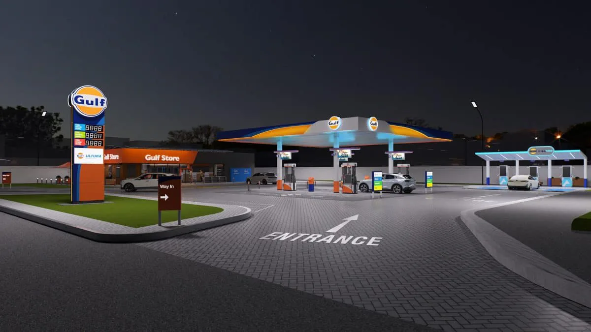 Nocna wizualizacja stacji Gulf z dystrybutorami i ładowarkami. Pierwsza stacja Gulf w Polsce