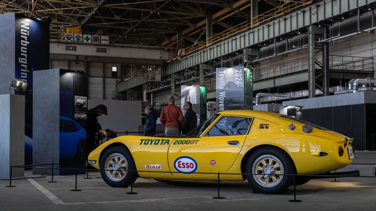 Toyota 2000GT pokazana z profilu podczas wystawy