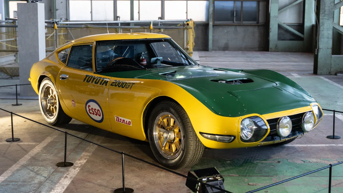 Toyota 2000GT w historycznej wersji wyścigowej pokazana z przodu i z boku