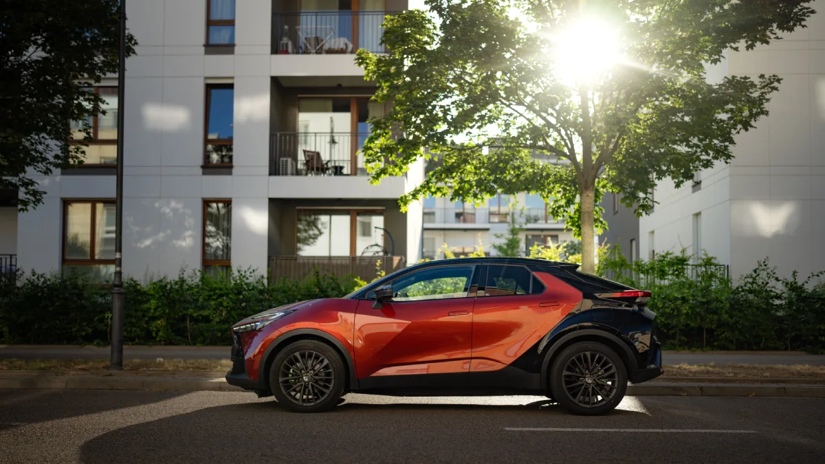 Toyota C-HR Hybrid pokazana z profilu