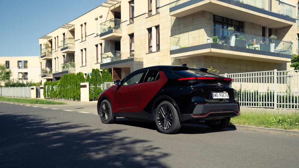 Toyota C-HR Hybrid pokazana od tyłu i z boku