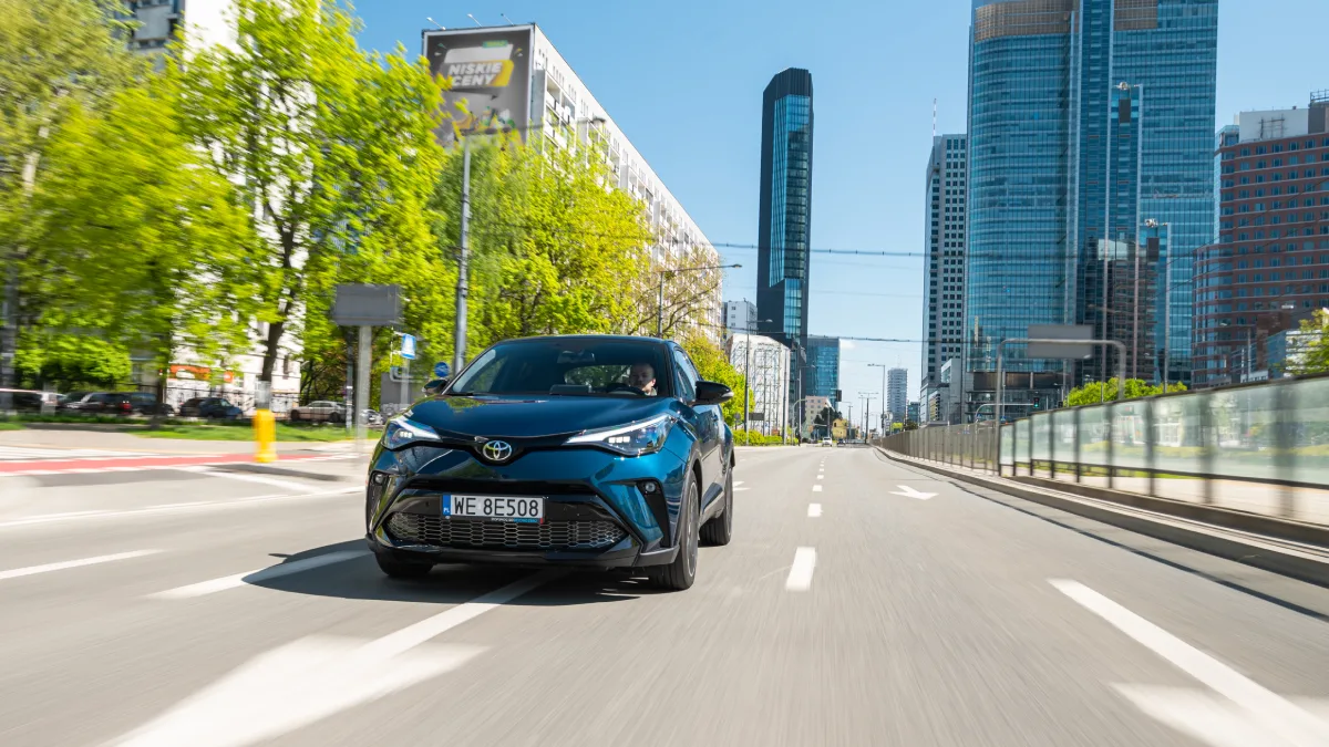 Toyota C-HR Hybrid podczas jazdy w mieście