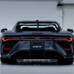Toyota GR GT pokazana od tyłu podczas prezentacji