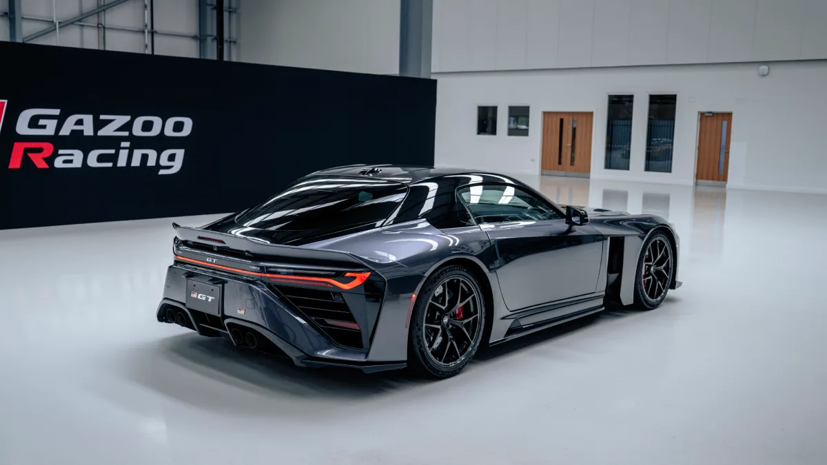 Toyota GR GT pokazana od tyłu i z boku