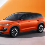 Volkswagen ID. ERA 5X pokazany z przodu i z boku w pomarańczowym lakierze