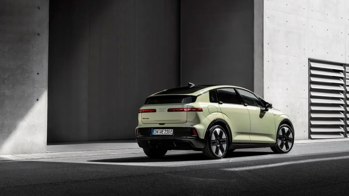 Audi A2 e-tron widziane z tyłu