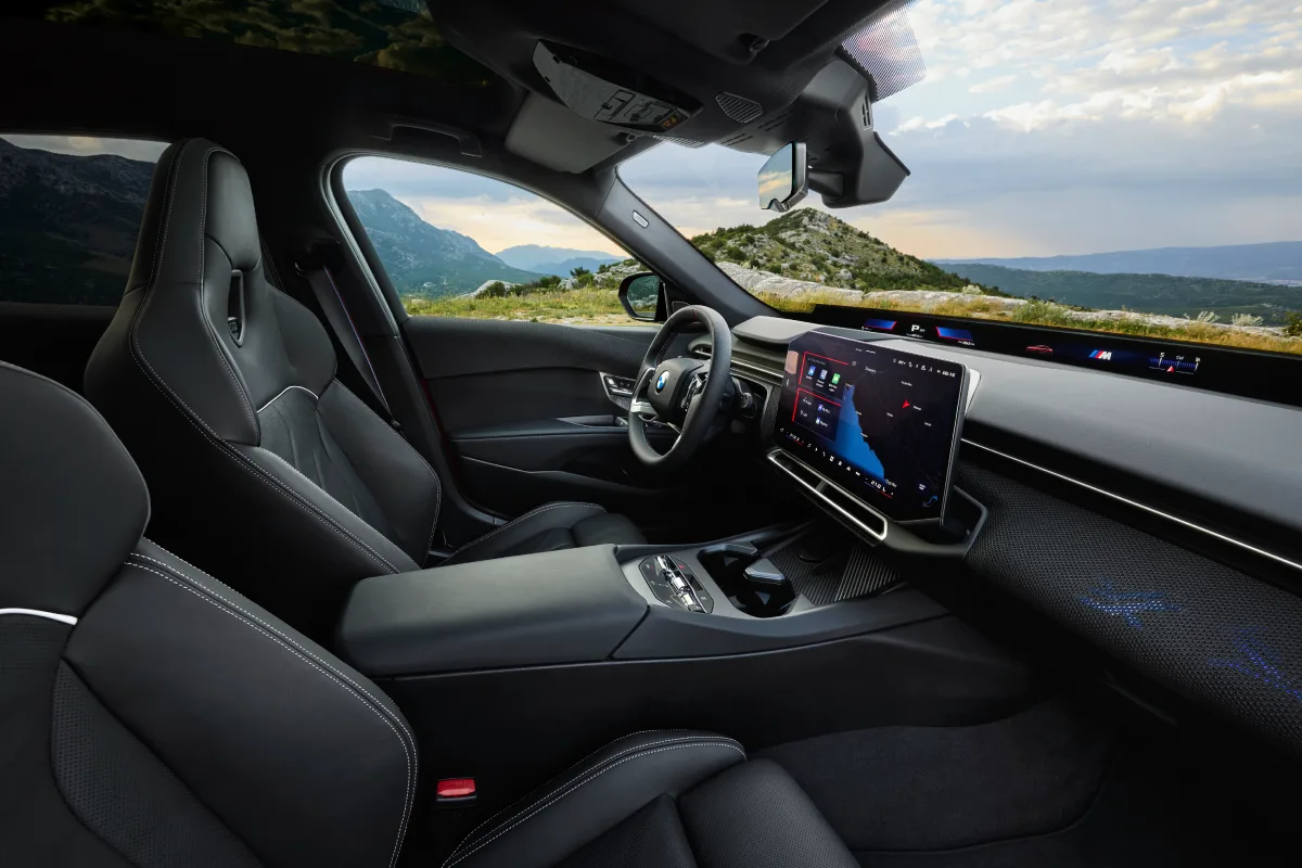 Wnętrze BMW M350 xDrive z ekranem centralnym, panoramicznym wyświetlaczem i kierownicą M