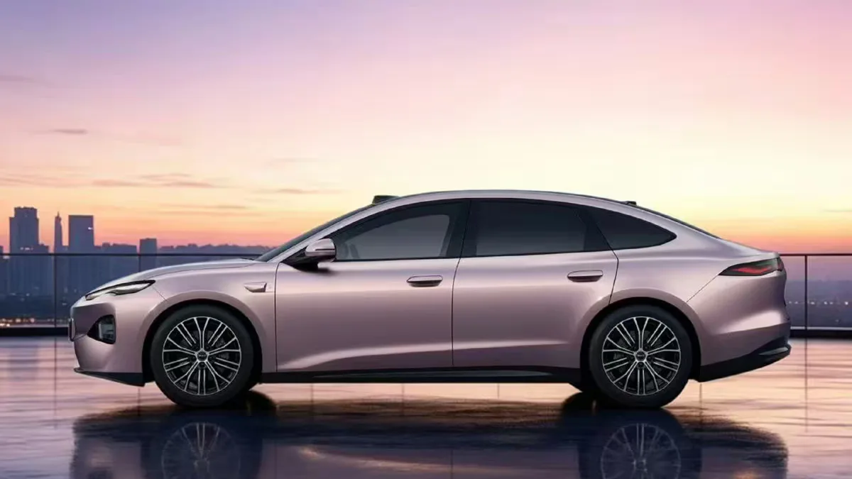 Boczny profil BYD Seal 07 drugiej generacji z opadającą linią dachu