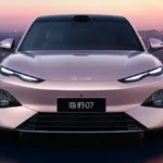Przód BYD Seal 07 drugiej generacji z wąskimi reflektorami i czujnikiem na dachu
