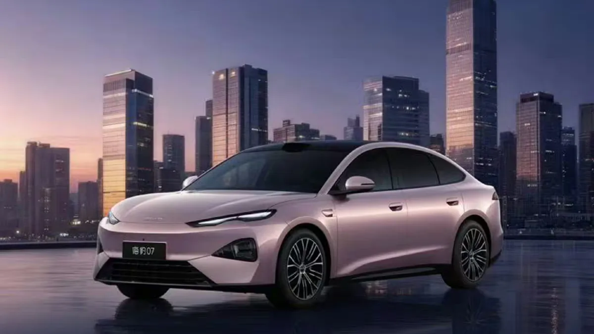 BYD Seal 07 drugiej generacji pokazany z przodu i z boku na tle miasta