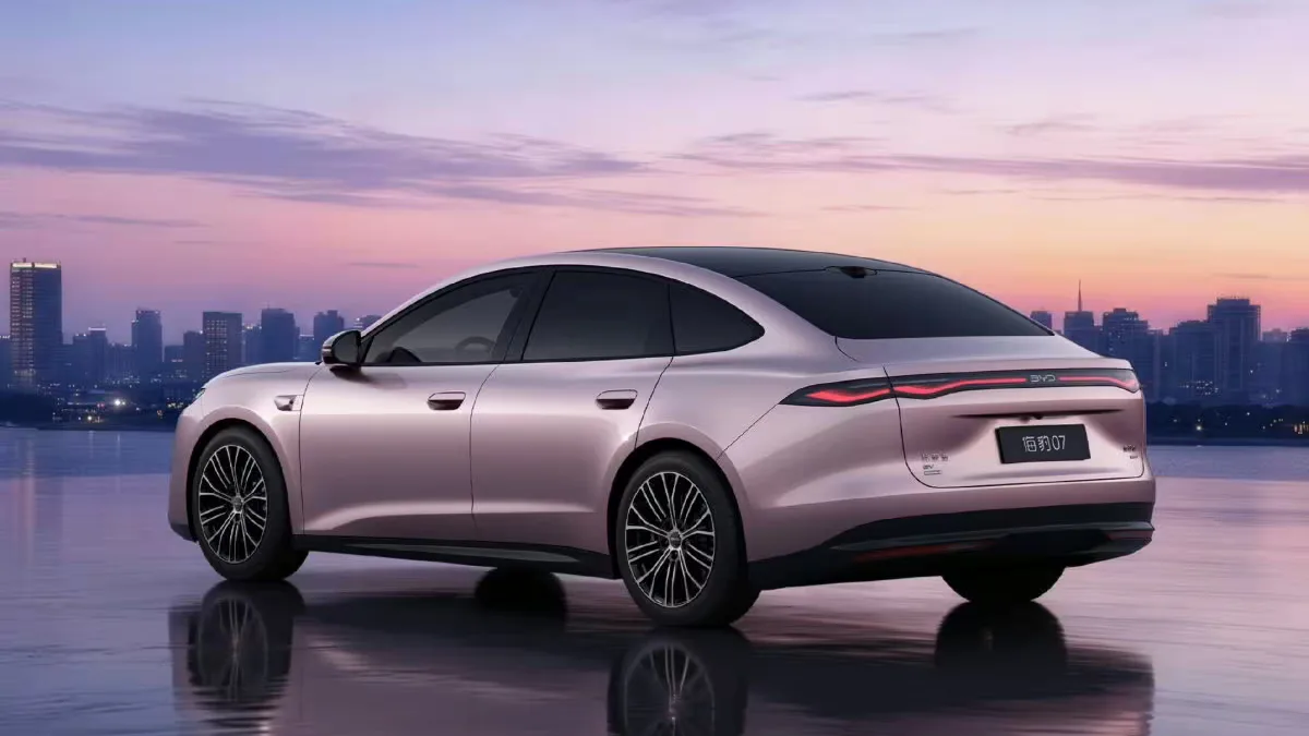 Tył BYD Seal 07 drugiej generacji z połączonymi światłami i opadającą linią dachu