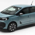 Dacia Spring 2027 widziana z przodu i z boku
