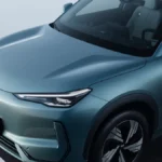 Geely EX5 2026 w kolorze niebieskim, widok przedniej części nadwozia