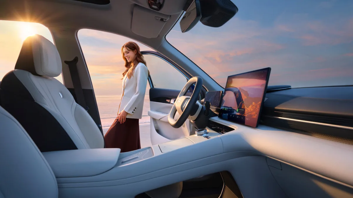 Wnętrze Geely EX5 2026 z centralnym ekranem multimedialnym