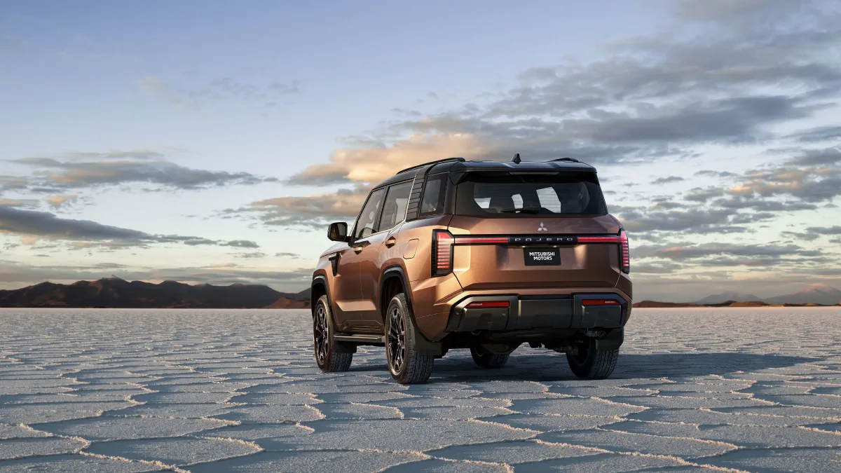 Nowe Mitsubishi Pajero 2026 widziane z tyłu