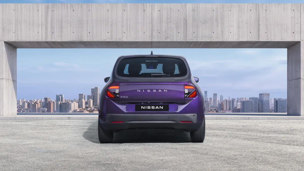 Nissan PIXO 2027 widziany z tyłu, charakterystyczne oświetlenie inspirowane pikselami