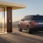Range Rover Electric 2026 podczas ładowania przy domu