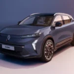 Renault Scenic E-Tech electric 2026 widziany z przodu i z boku