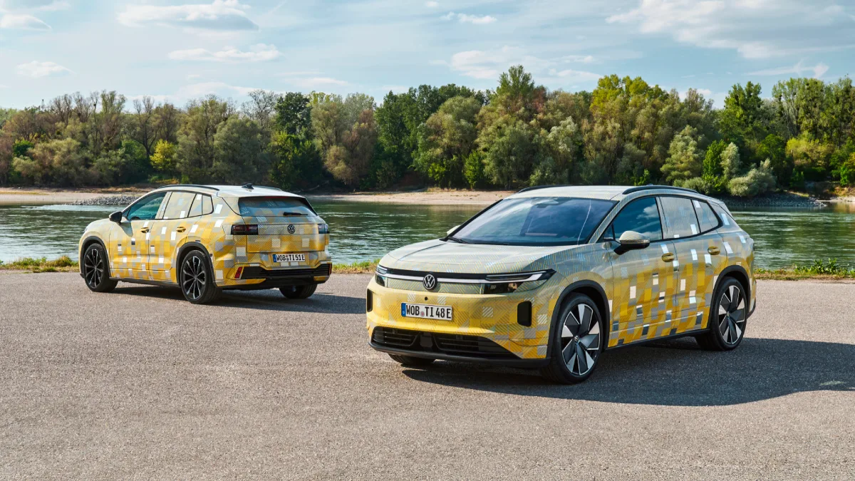Dwa zamaskowane prototypy Volkswagena ID. Tiguana zaparkowane obok siebie