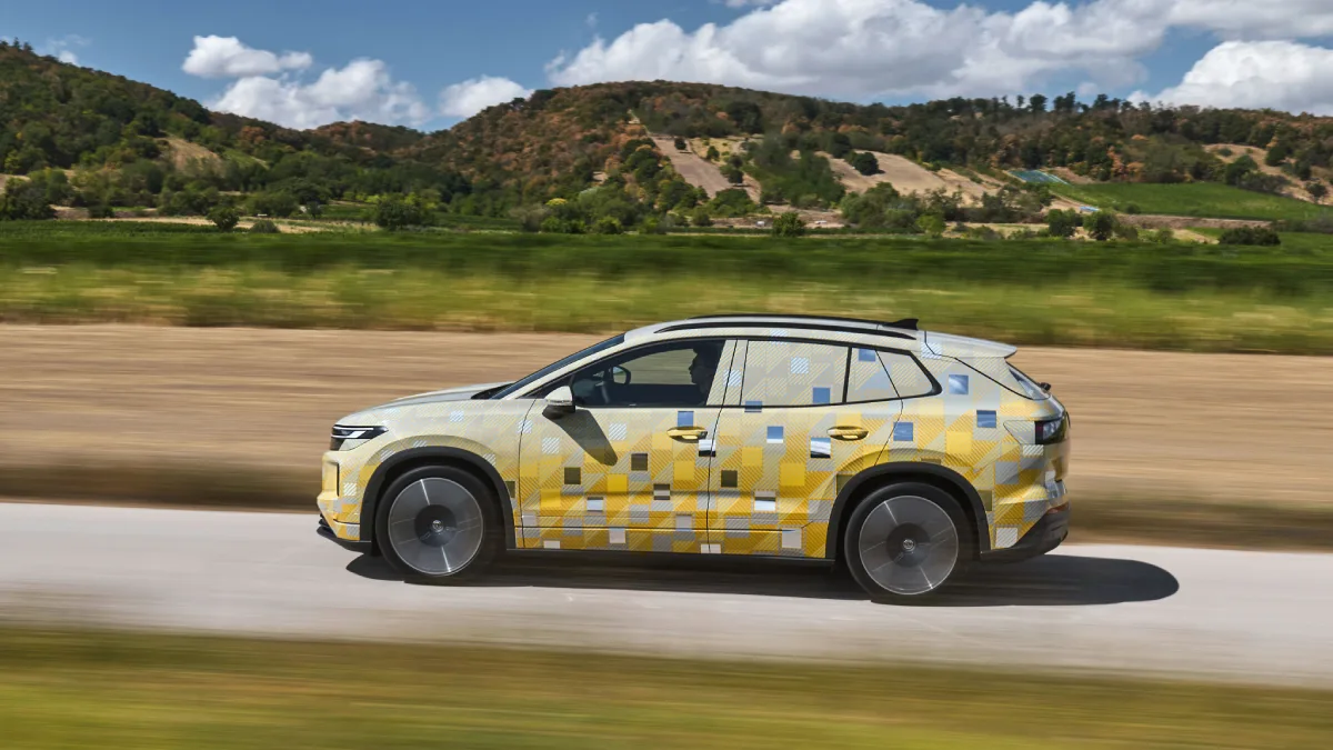 Zamaskowany Volkswagen ID. Tiguan widziany z boku podczas jazdy