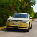 Zamaskowany Volkswagen ID. Tiguan podczas jazdy, widok z przodu i z boku