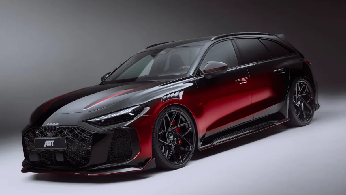 ABT RS5-R Avant z przodu pod kątem, czarno-czerwone nadwozie, 22-calowe felgi i karbonowy pakiet aerodynamiczny