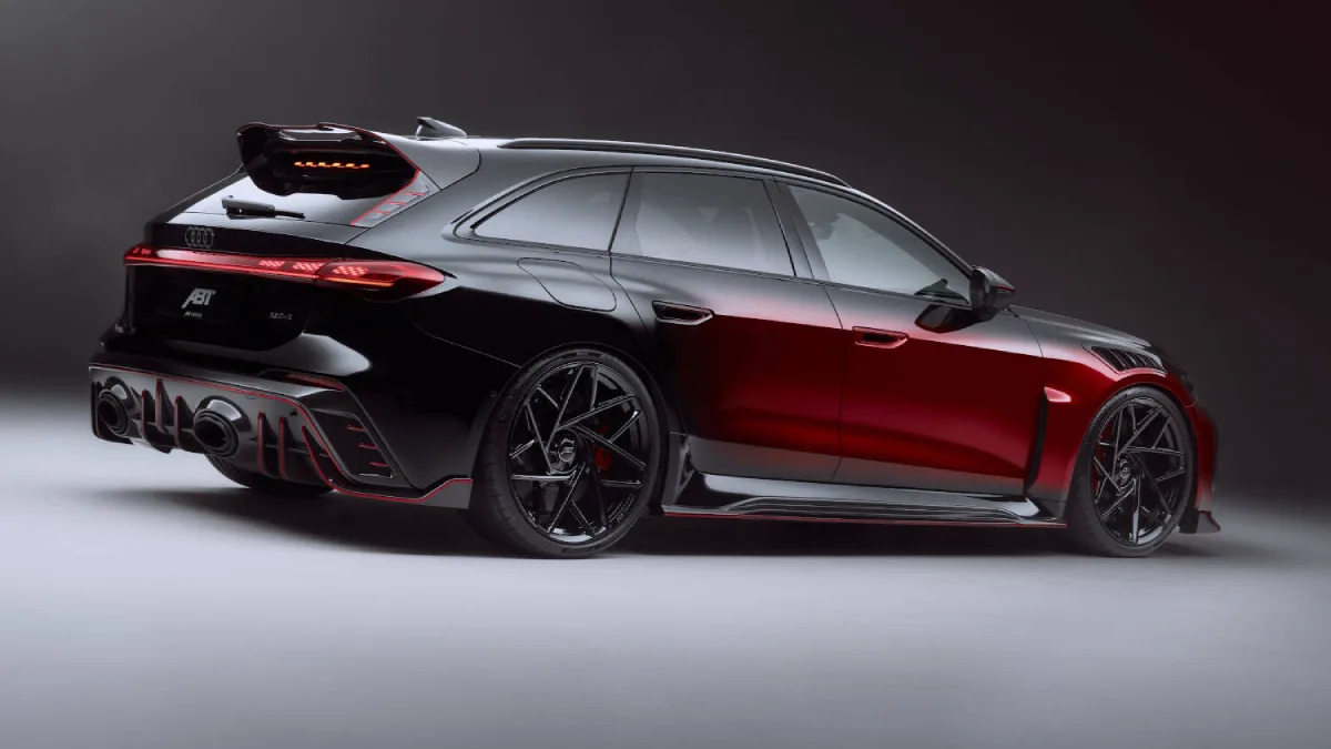 Tył ABT RS5-R Avant z dyfuzorem, tylnym skrzydłem z aero blades i czarnymi 22-calowymi felgami