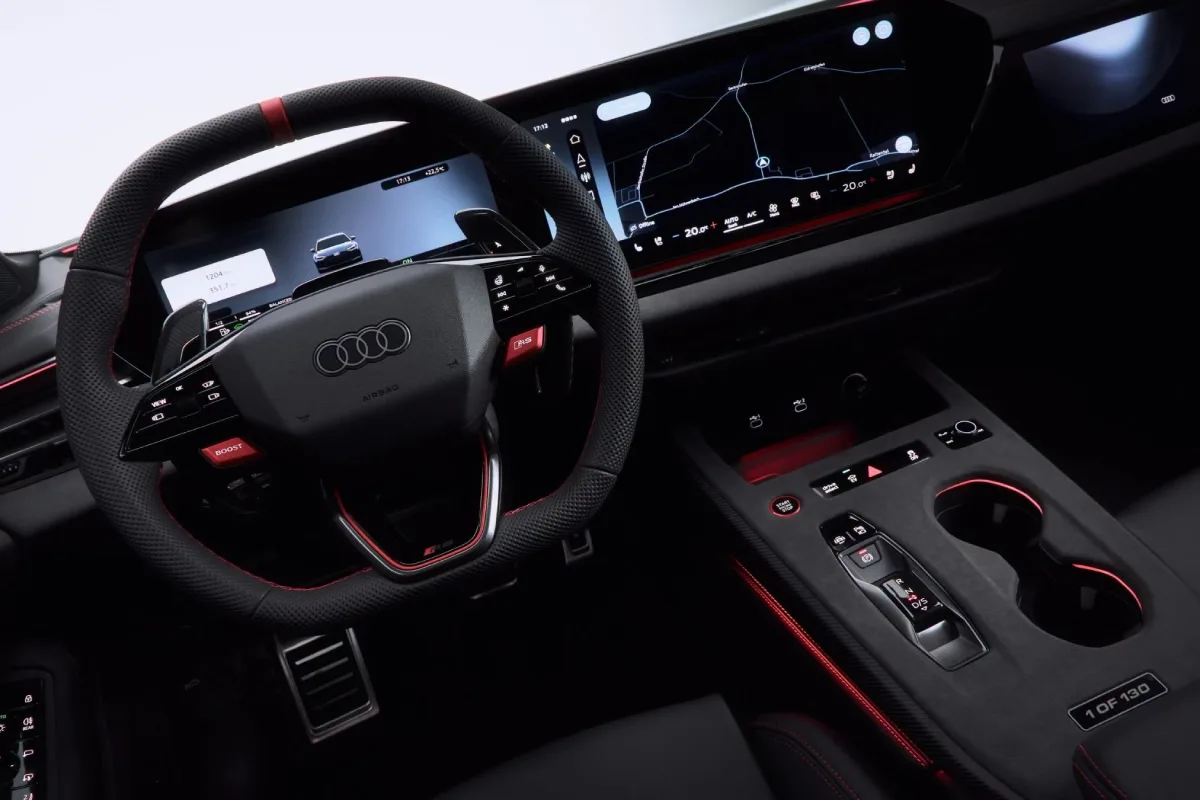 Kokpit ABT RS5-R z kierownicą Audi RS, cyfrowymi ekranami, konsolą wykończoną mikrofibrą Dinamica i oznaczeniem 1 of 130