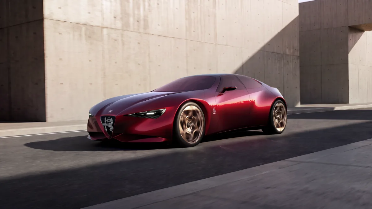 Czerwona Alfa Romeo Cuorerosso pokazana z przodu i boku na drodze, ze smukłymi reflektorami i złotymi felgami