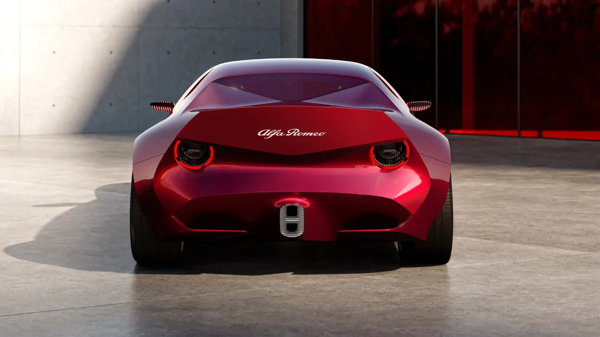 Tył Alfa Romeo Cuorerosso z czerwonym lakierem, okrągłymi lampami i oznaczeniem Alfa Romeo na pokrywie