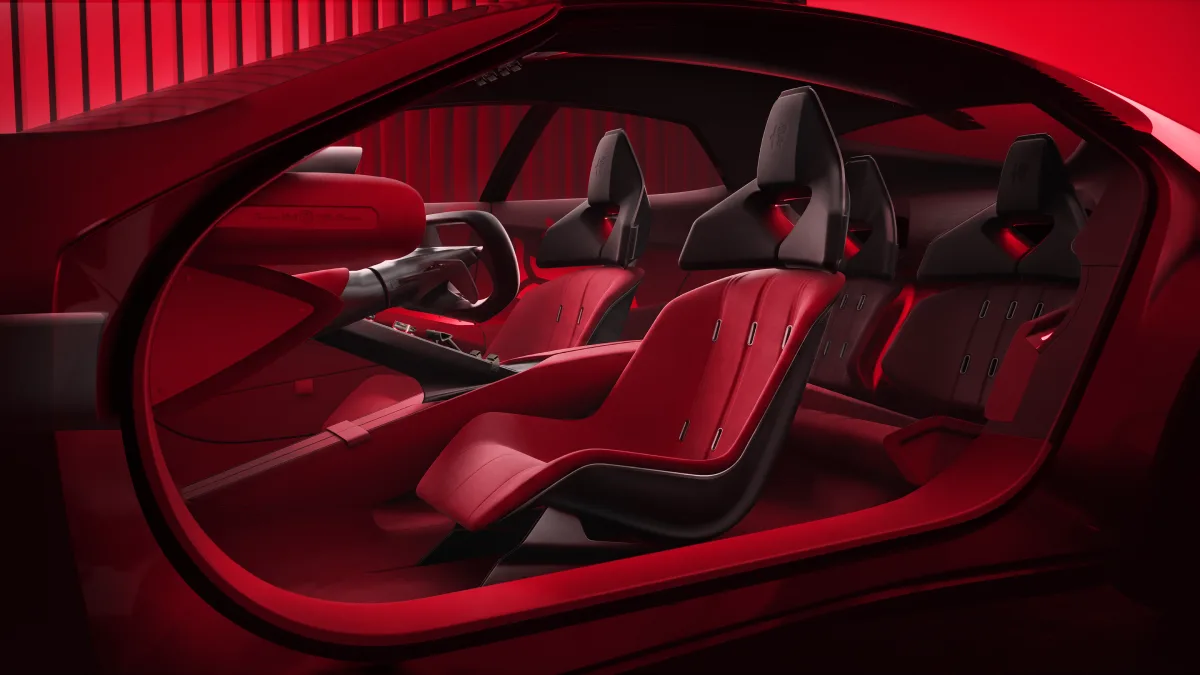 Wnętrze Alfa Romeo Cuorerosso z czterema sportowymi fotelami w czerwono-czarnym wykończeniu i układem 2+2
