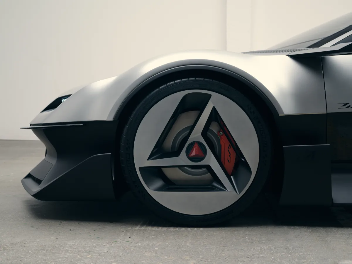 Zbliżenie trójramiennej felgi Alpine A310 Vision z czerwonym zaciskiem hamulcowym i srebrnym nadkolem